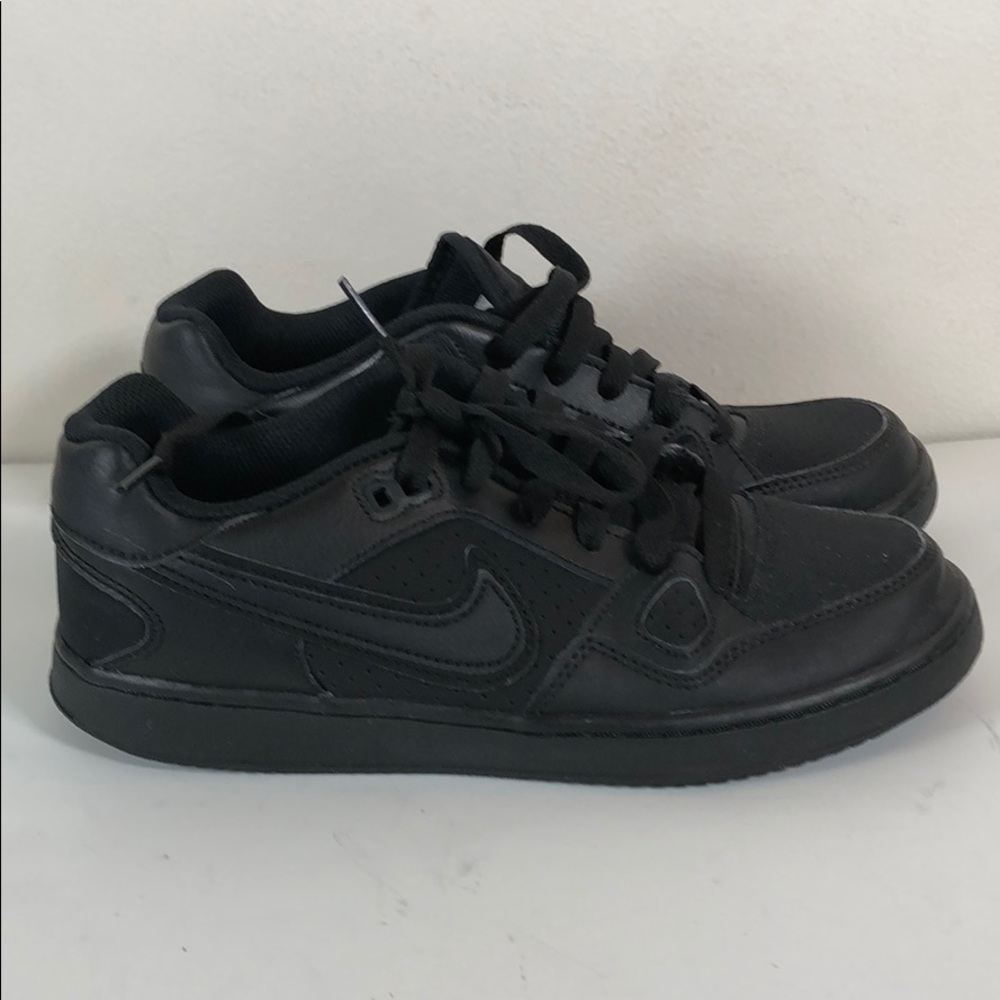 Nike sons of force GS size 5.5y